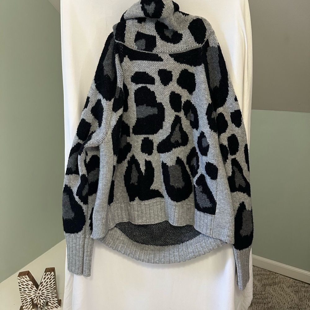 Neely Gray Cheetah turtleneck oversized sweater size Medium